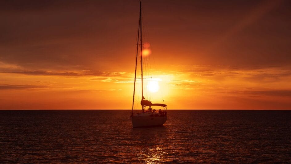 Um barco no mar pode provar que a Terra é redonda (Foto: banco de imagens)