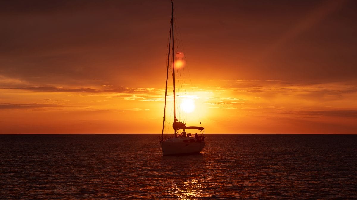 Um barco no mar pode provar que a Terra é redonda (Foto: banco de imagens)