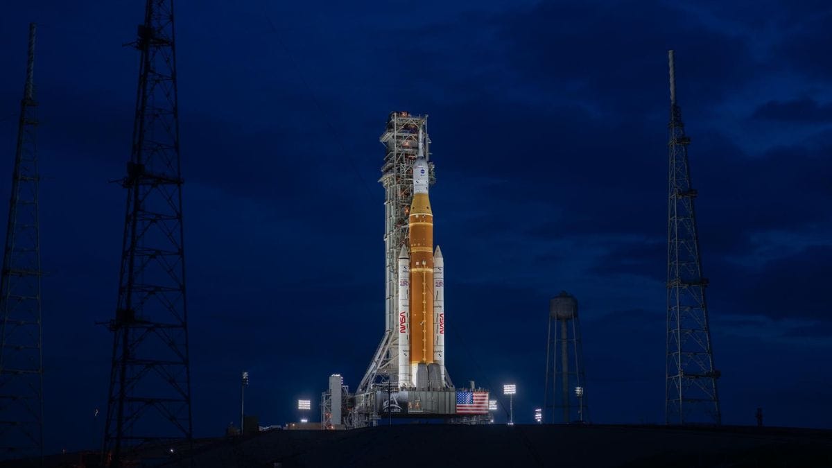 Foguete SLS já está com a sonda Orion acoplada e na base de lançamentos (Foto: NASA, divulgação)