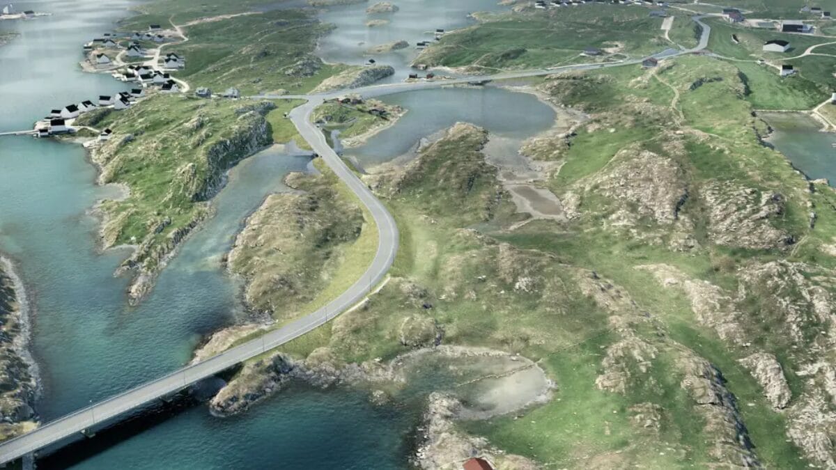 Vista a&eacute;rea de uma estrada sinuosa cruzando pequenas pontes sobre canais de &aacute;gua entre ilhotas rochosas, com casas brancas t&iacute;picas da Escandin&aacute;via espalhadas pela costa.