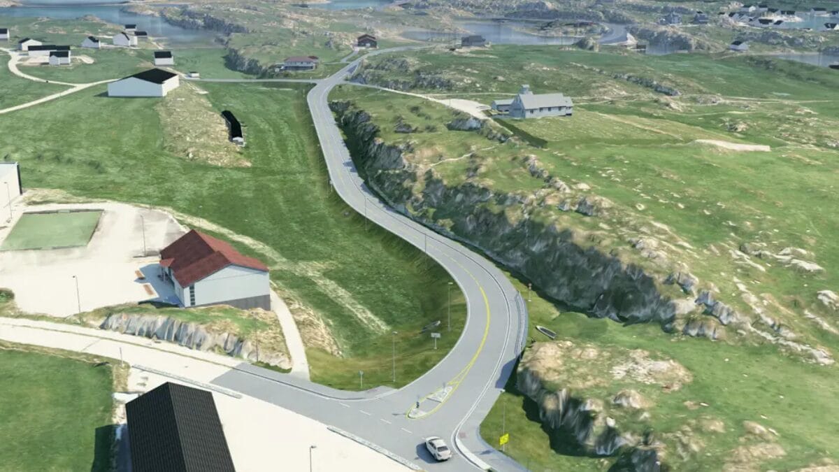 Foto de uma estrada asfaltada de m&atilde;o dupla fazendo uma curva acentuada entre colinas verdes e forma&ccedil;&otilde;es rochosas. H&aacute; uma casa de telhado vermelho &agrave; esquerda e o mar ao fundo.