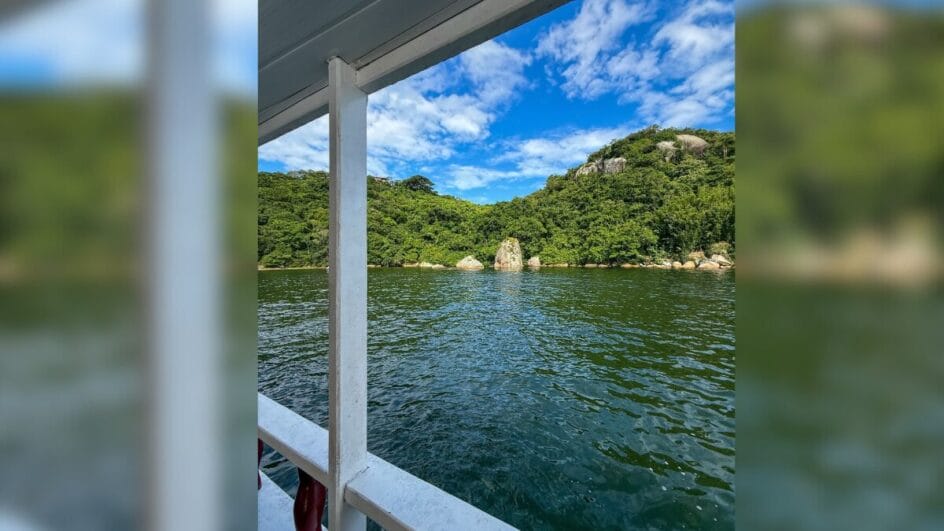 Passeio de barco custa só R$ 70 e revela pontos de águas deslumbrantes em Florianópolis (5)