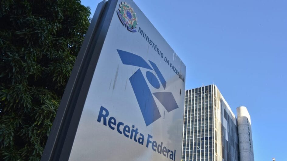 Receita Federal se pronuncia sobre suspensão de contas e cartões de crédito de contribuintes