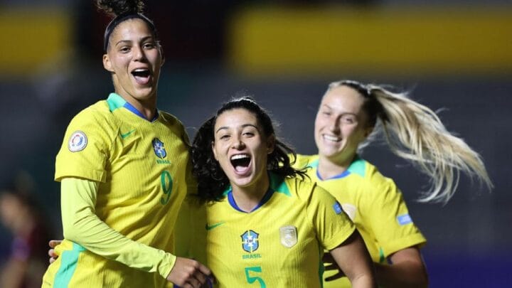 Amanda Gutierres, Duda Sampaio e Isa Haas comemoram gol do Brasil (Foto: Lívia Villas Boas, CBF)