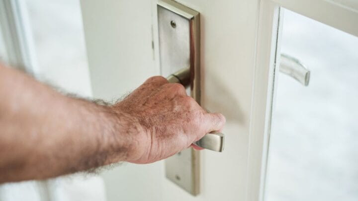 Trabalhador encontra porta trancada em pedras Grandes