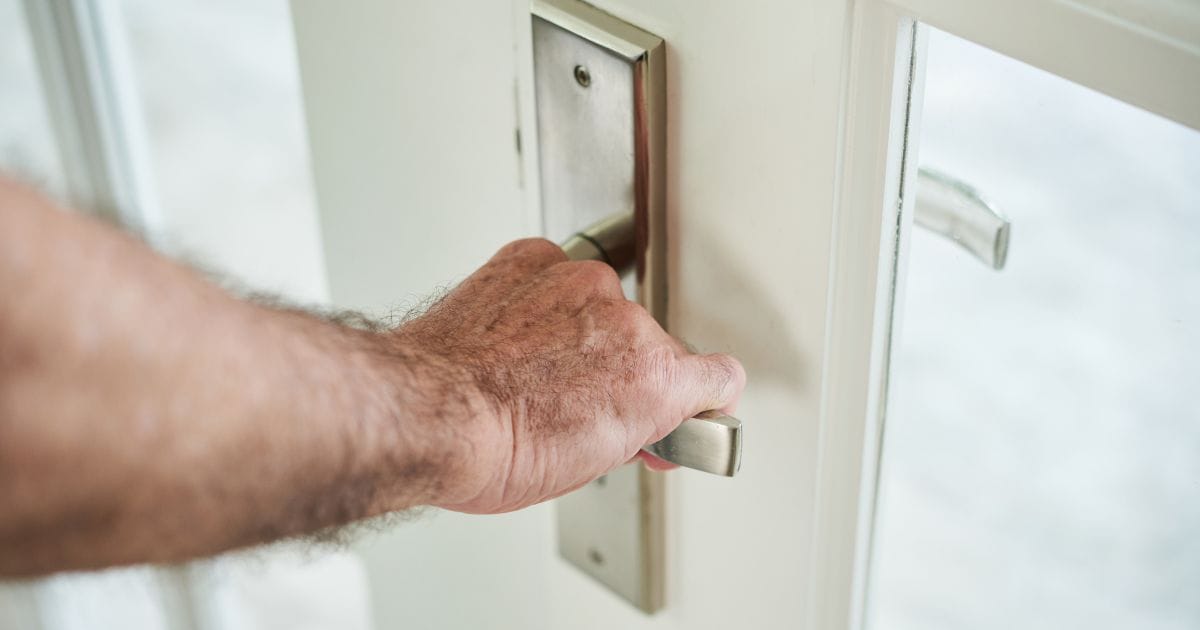 Trabalhador encontra porta trancada em pedras Grandes