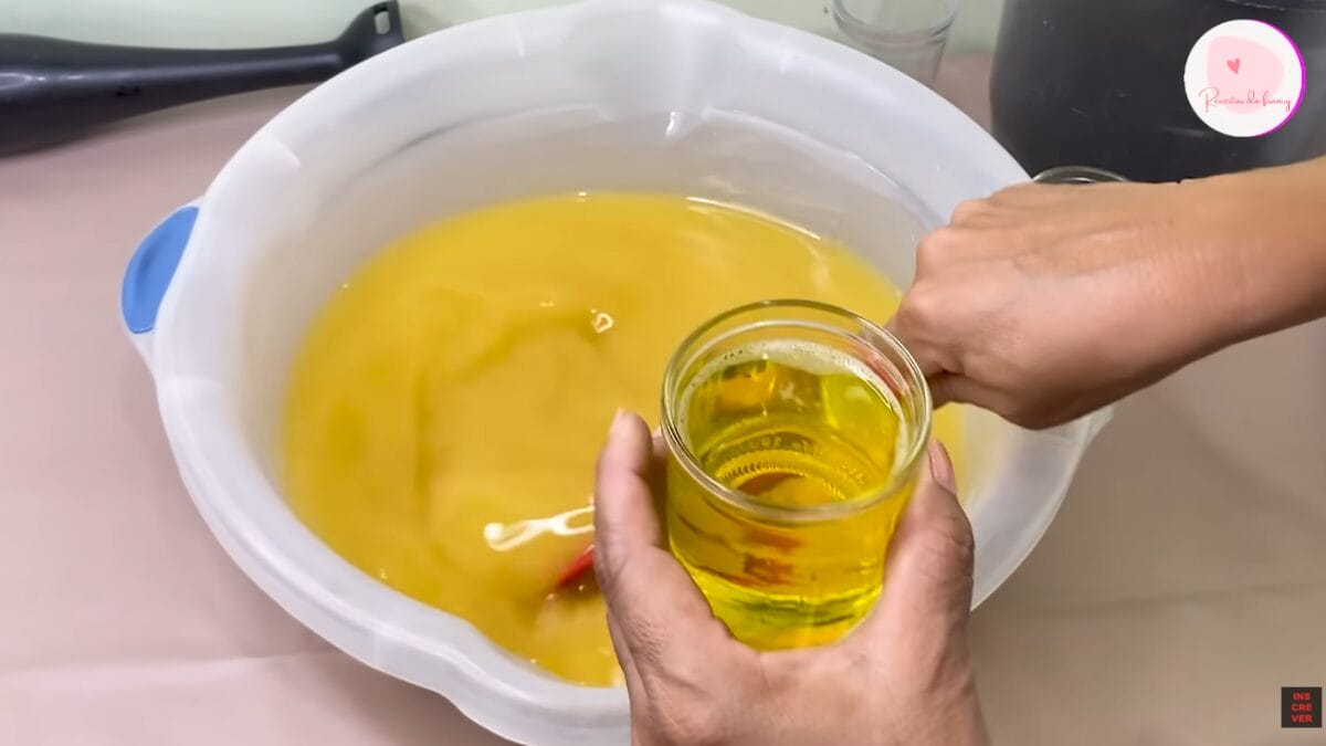 Três litros de óleo usando viram até 18 barras de sabão com essa receita