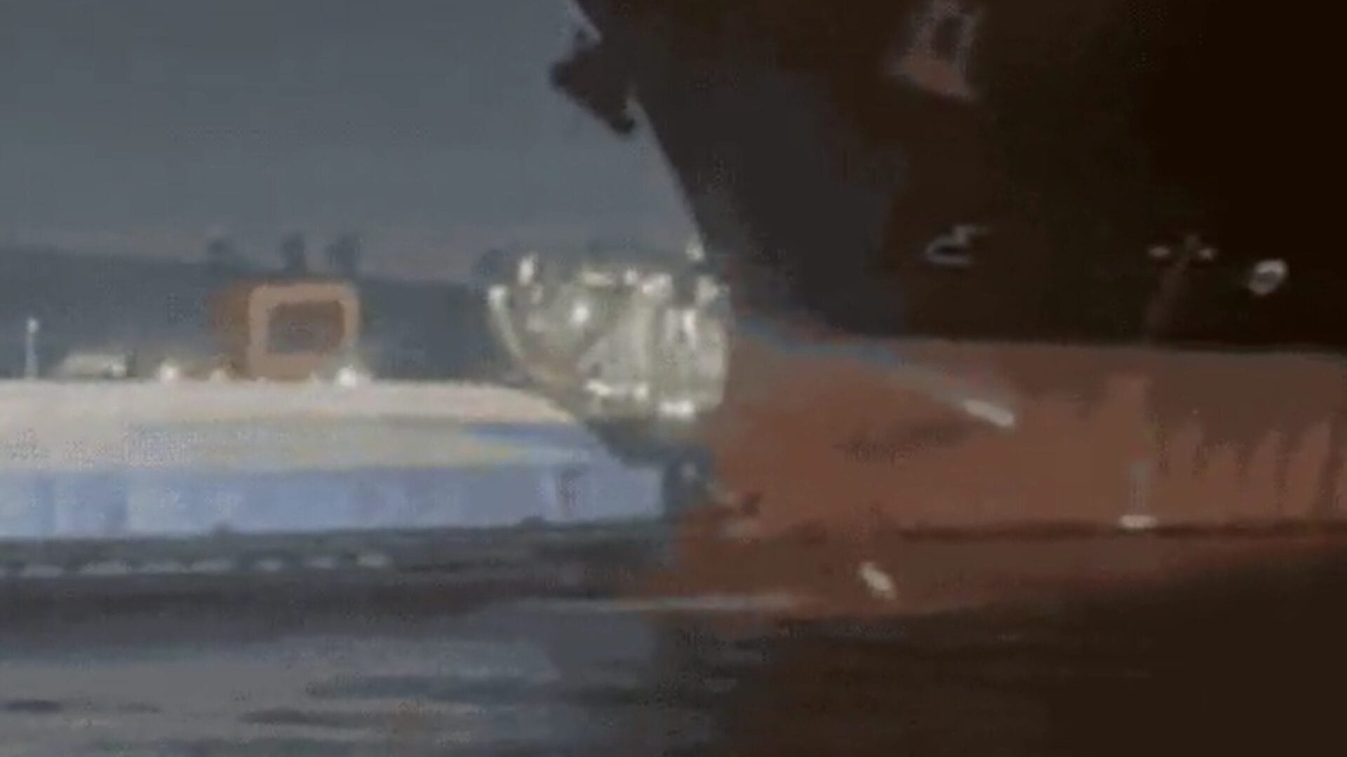 Vídeo mostra tripulantes pulando no mar instantes antes do impacto com navio no Porto de Santos