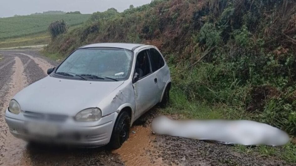 Homem foi ejetado do veículo (Foto: CBMSC, Divulgação)