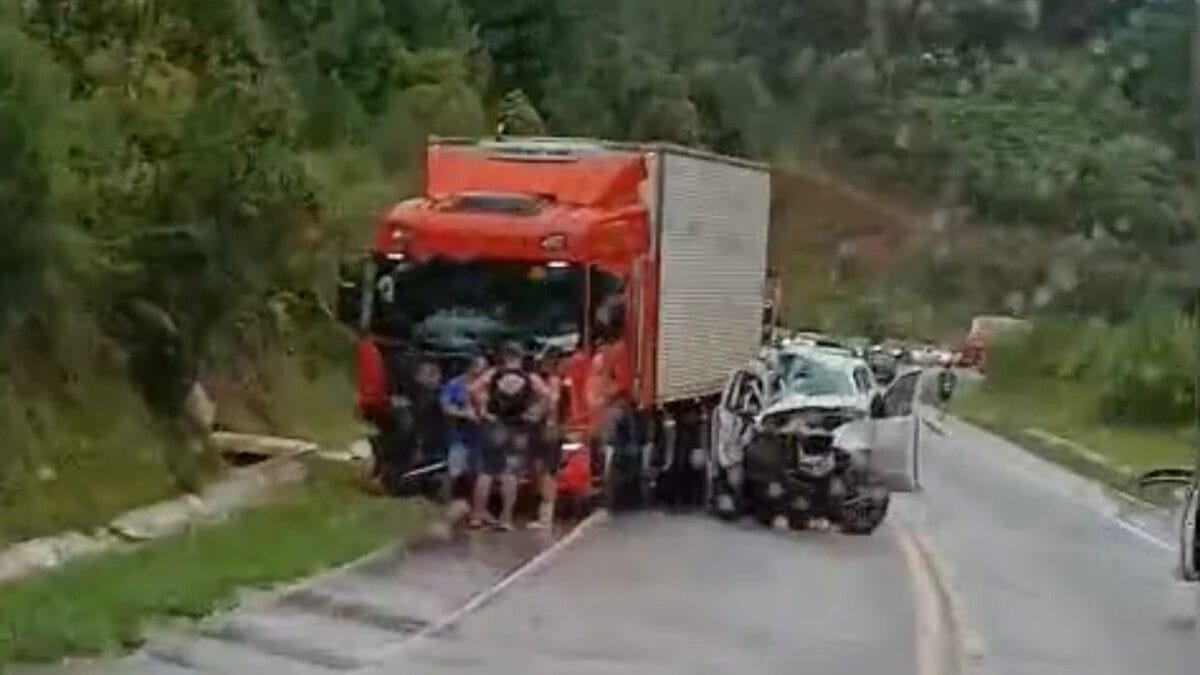 Acidente aconteceu entre carro e caminh&atilde;o (Foto: Ricardo Pastrana, Divulga&ccedil;&atilde;o)