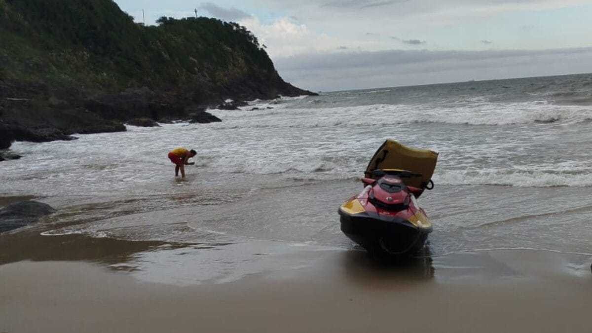 Opera&ccedil;&atilde;o exigiu deslocamento a p&eacute; e com moto aqu&aacute;tica dos socorristas at&eacute; a faixa de areia