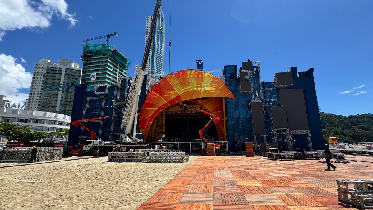 Estrutura do show da Ana Castela em Balne&aacute;rio Cambori&uacute;