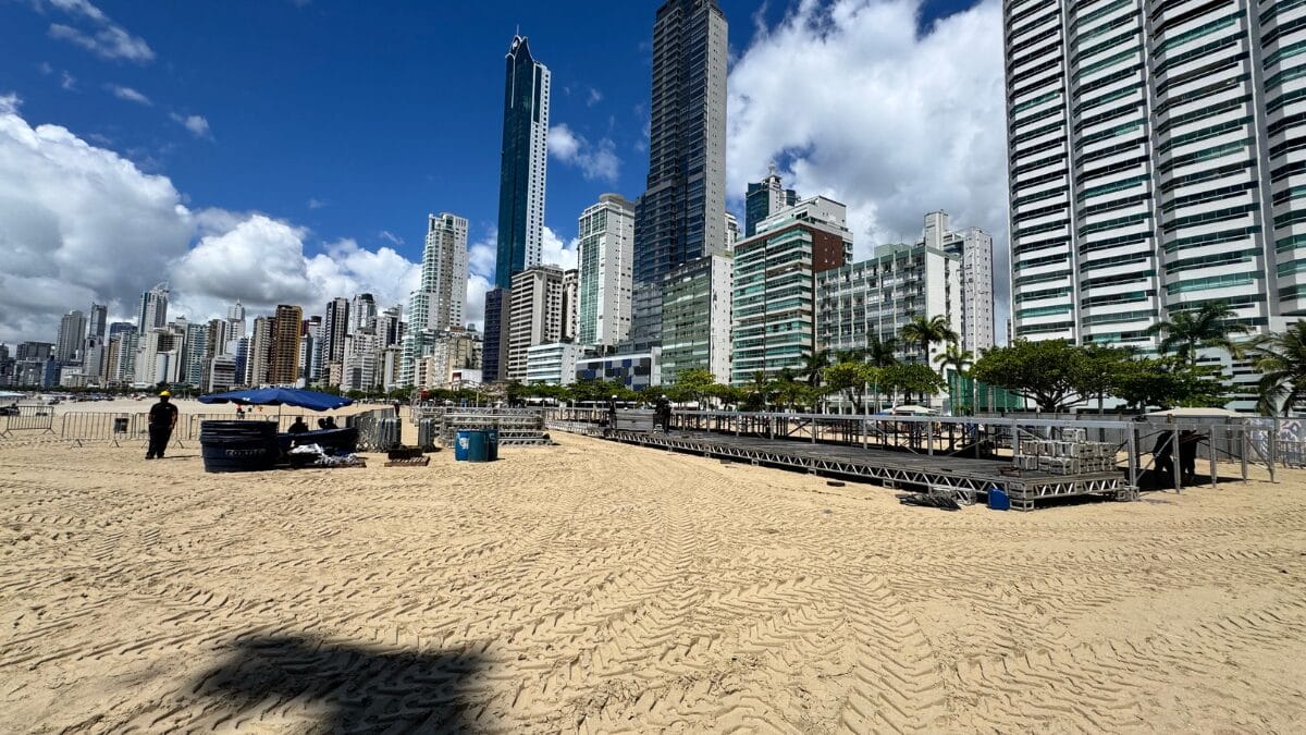Estrutura do show da Ana Castela em Balne&aacute;rio Cambori&uacute;