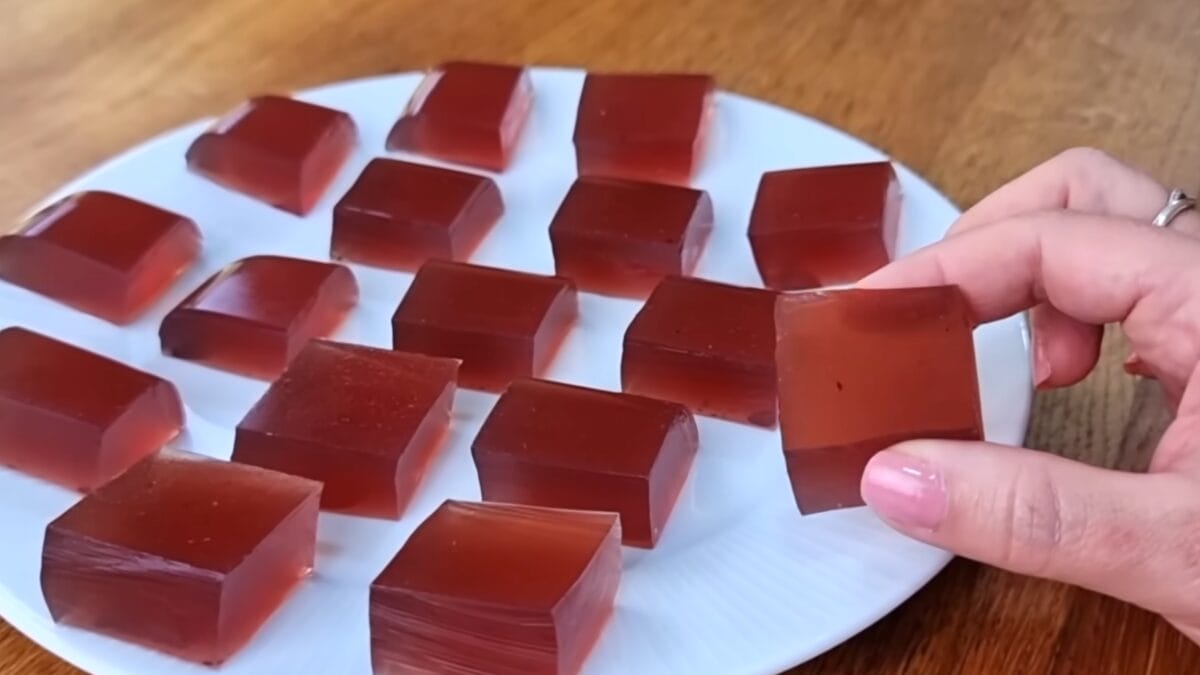 Balinhas anti-inflamat&oacute;rias low carb dispostas em prato branco sobre mesa de madeira