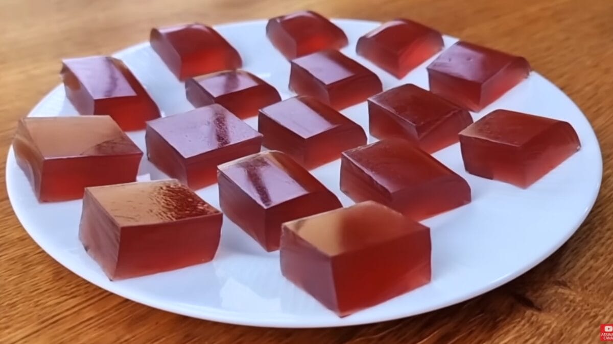 Balinhas anti-inflamat&oacute;rias ricas em col&aacute;geno cortadas em cubos ap&oacute;s preparo