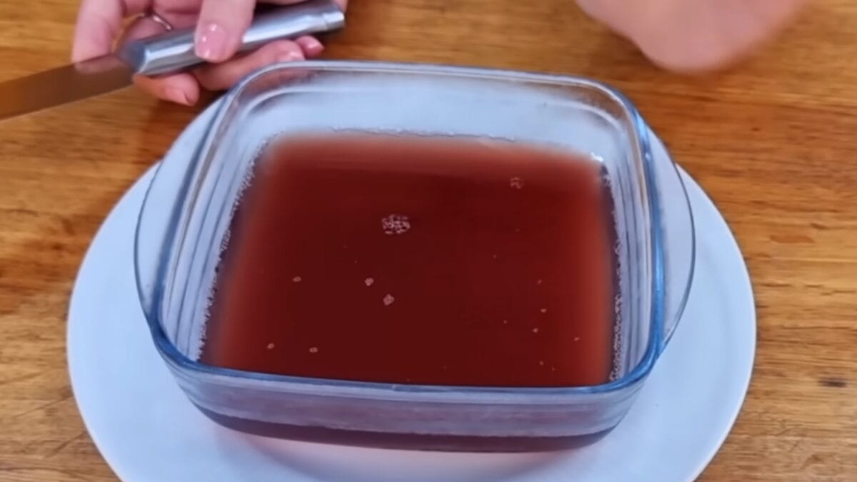 Ch&aacute; concentrado de ervas e especiarias usado no preparo das balinhas anti-inflamat&oacute;rias