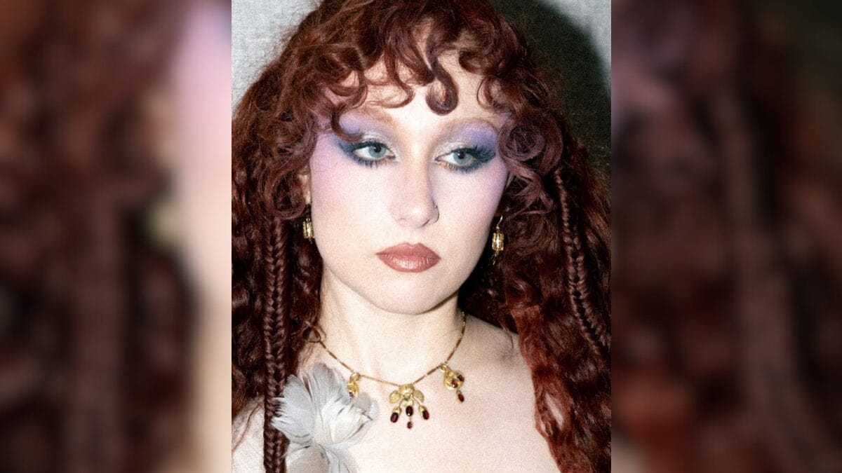 Chappell Roan com batom marrom metalizado