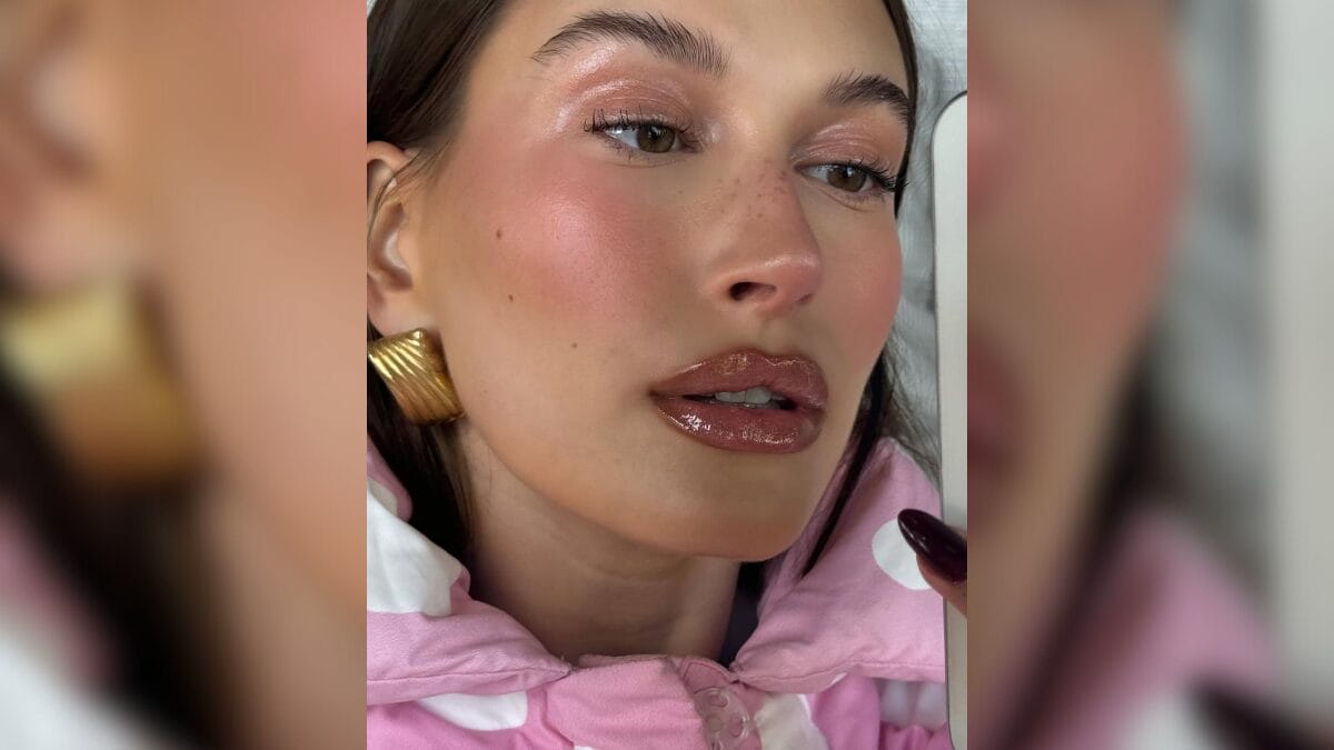 Hailey Bieber com batom marrom
