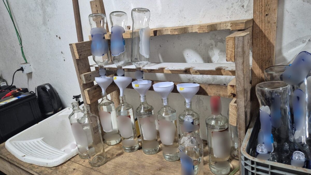Fábrica funciona em depósito (Foto: PCSC, Divulgação)