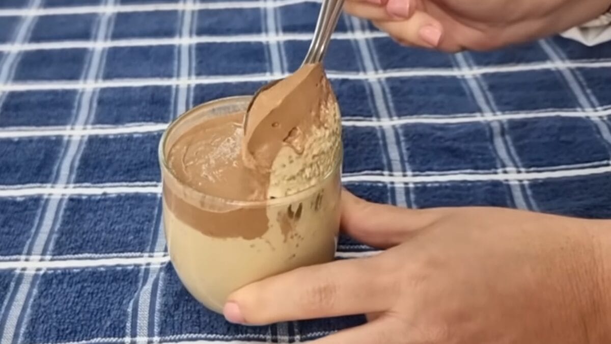 Café da manhã anti-inflamatório low carb servido em copo de vidro com camadas de creme de chia e cacau