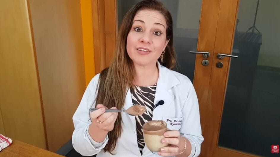 Nutricionista Patricia Leite apresentando café da manhã anti-inflamatório low carb em vídeo do YouTube