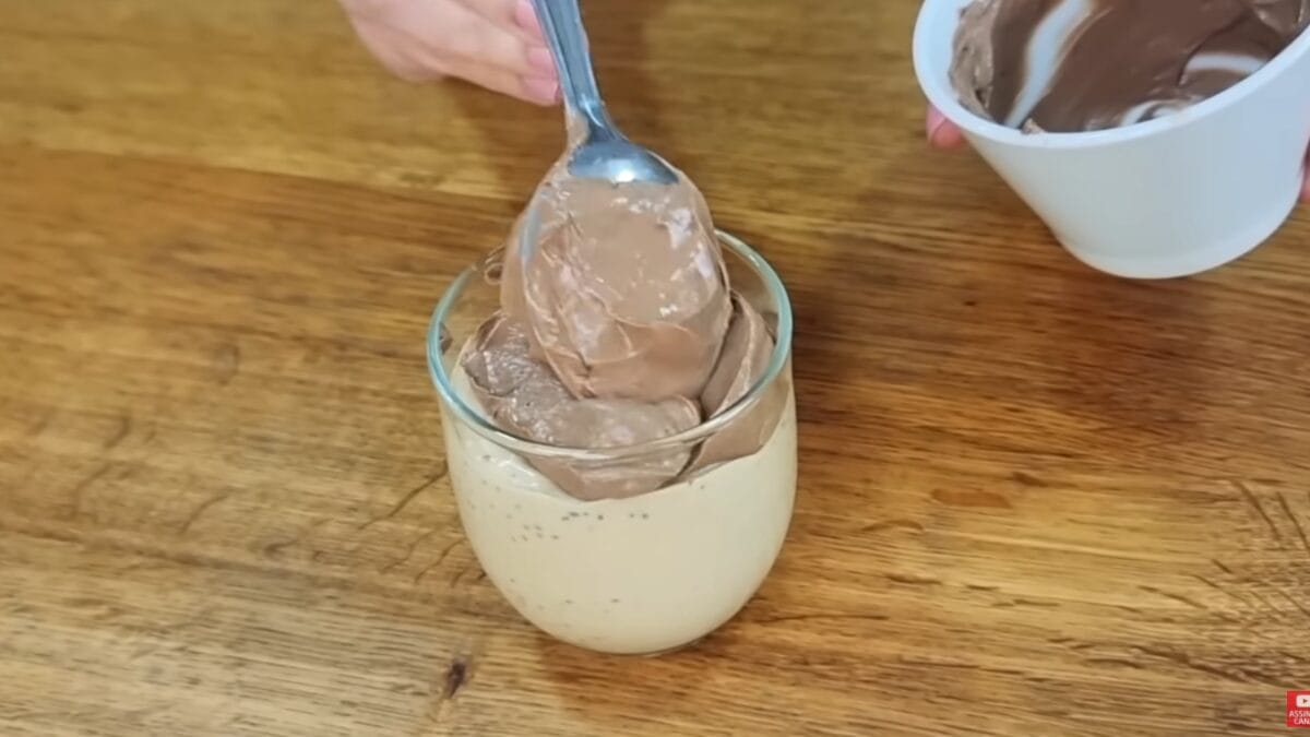 Finalização do café da manhã anti-inflamatório com creme de cacau sobre base de chia e iogurte