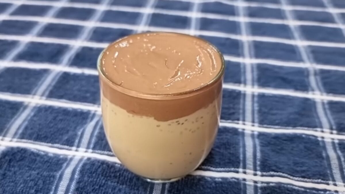 Detalhe da consistência do café da manhã anti-inflamatório low carb com chia e cacau