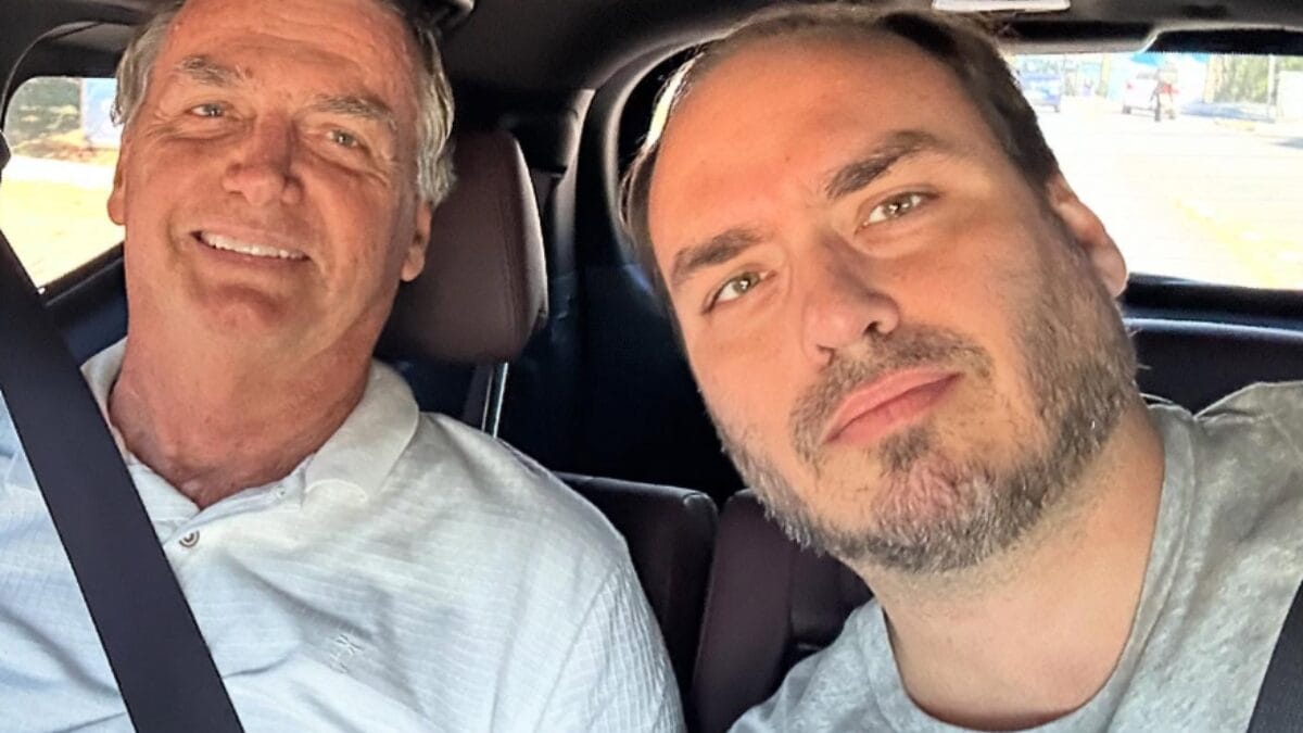 Carlos visitou Bolsonaro na prisão neste sábado (31) (Foto: Redes sociais, Reprodução)