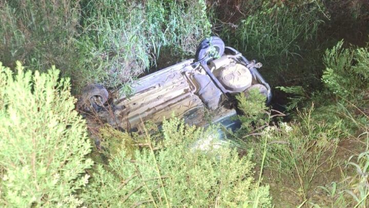 Veículo de modelo Gol foi encontrado capotado com as quatro rodas para cima e parcialmente submerso em água (Foto: PMRv, Divulgação)