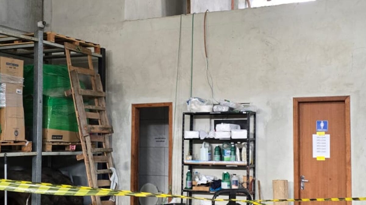 Trabalhador caiu da escada em galpão (Foto: PMSC, Divulgação)