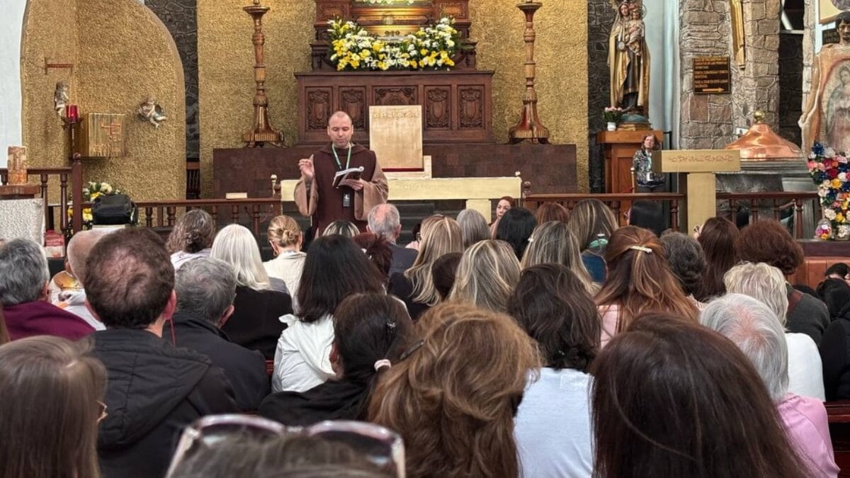 Frei &eacute; a voz por tr&aacute;s das m&uacute;sicas 'Eu Seguirei' e 'Acalma Minha Tempestade' (Foto: Frei Gilson, Redes Sociais)