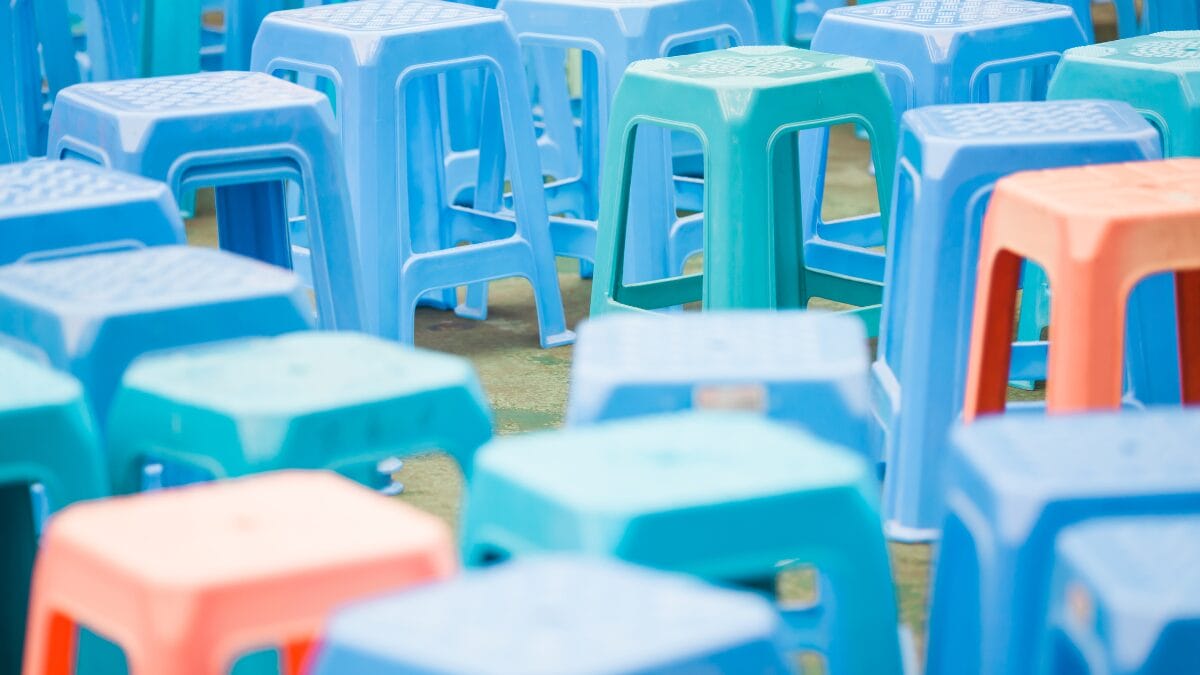 furo no banco de pl&aacute;stico