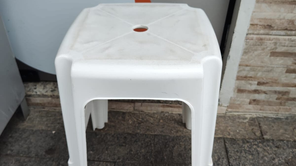 furo no banco de pl&aacute;stico