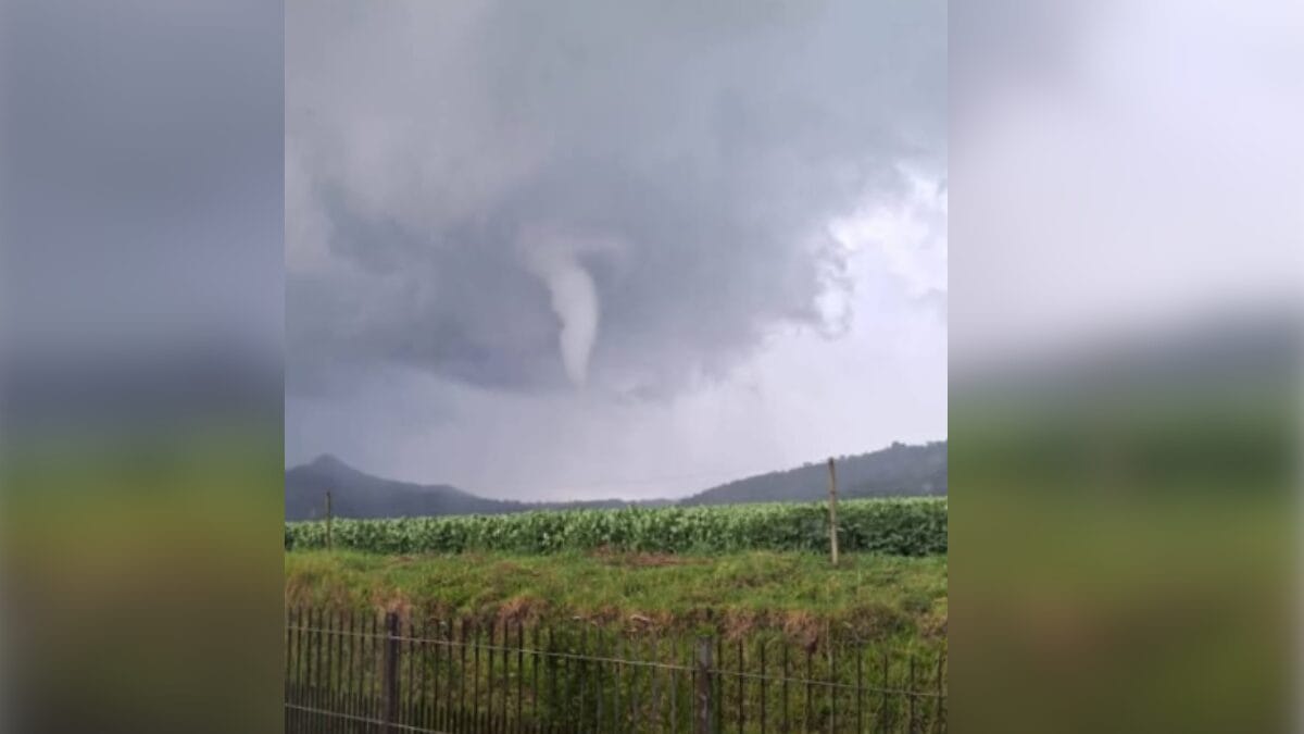Nuvem funil em Bom Retiro, no Planalto Sul (Foto: Defesa Civil, Divulgação)
