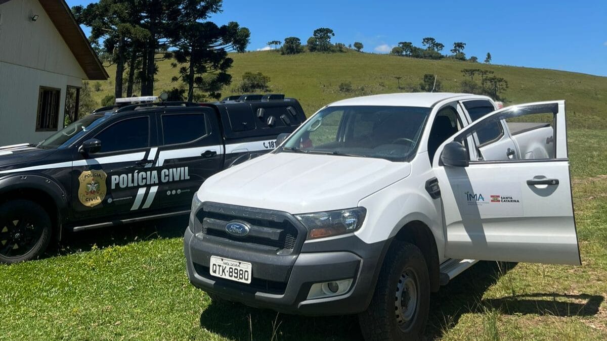 Viaturas da Polícia Civil e do IMA na Serra catarinense, durante operação contra tráfico de animais