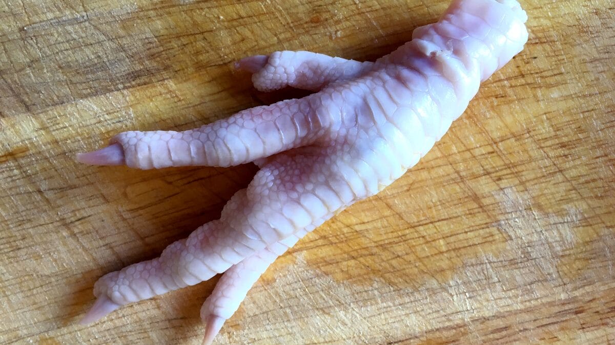 carne de frango que j&aacute; foi dada de gra&ccedil;a no a&ccedil;ougue &eacute; iguaria na China