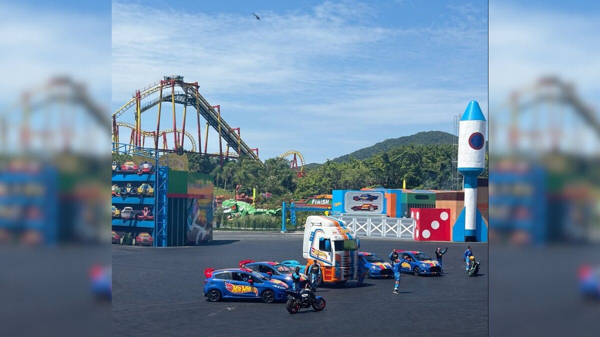 Casal curtiu o show Hot Wheels Epic no Beto Carrero World