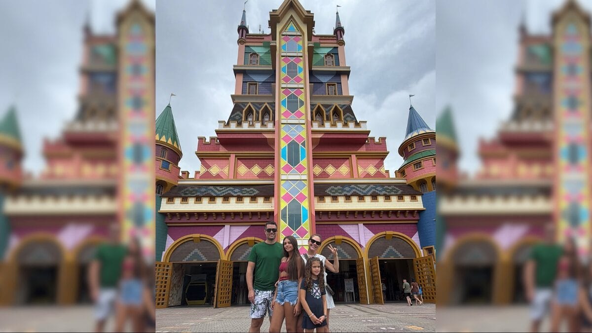 Pedro, a esposa e filhas, curtem um dia de parque em Penha