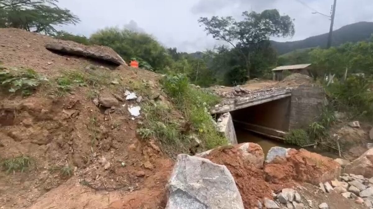 Ponte comprometida e interditada em Camboriú