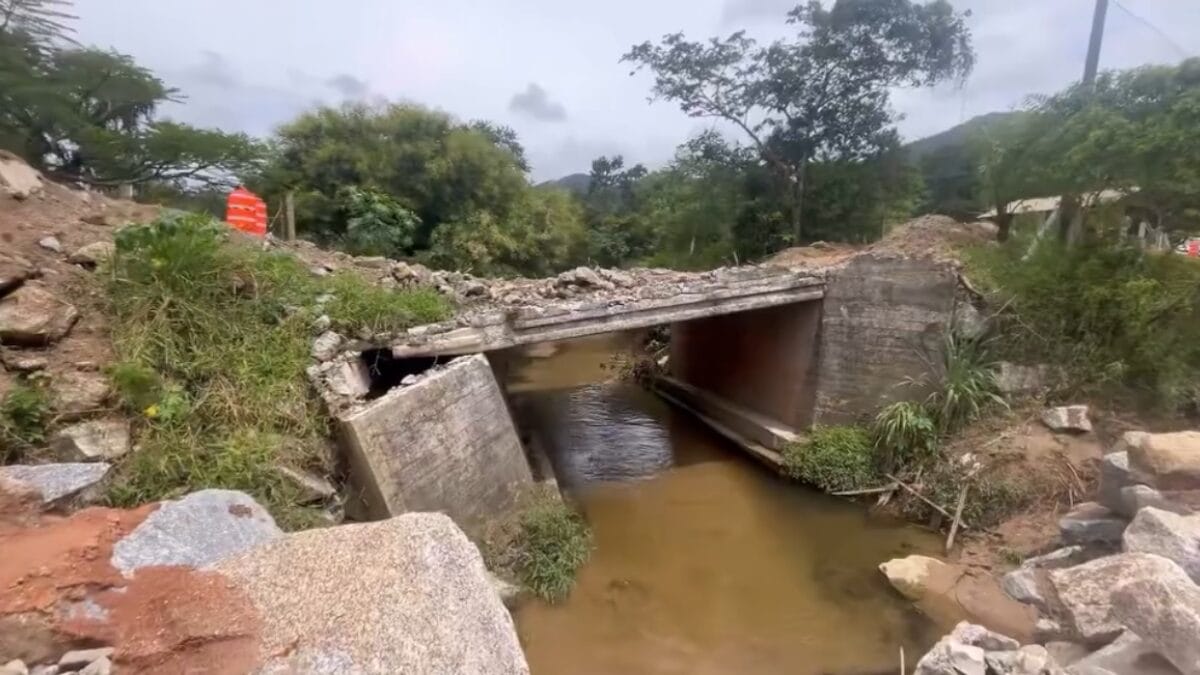 Ponte comprometida e interditada em Camboriú