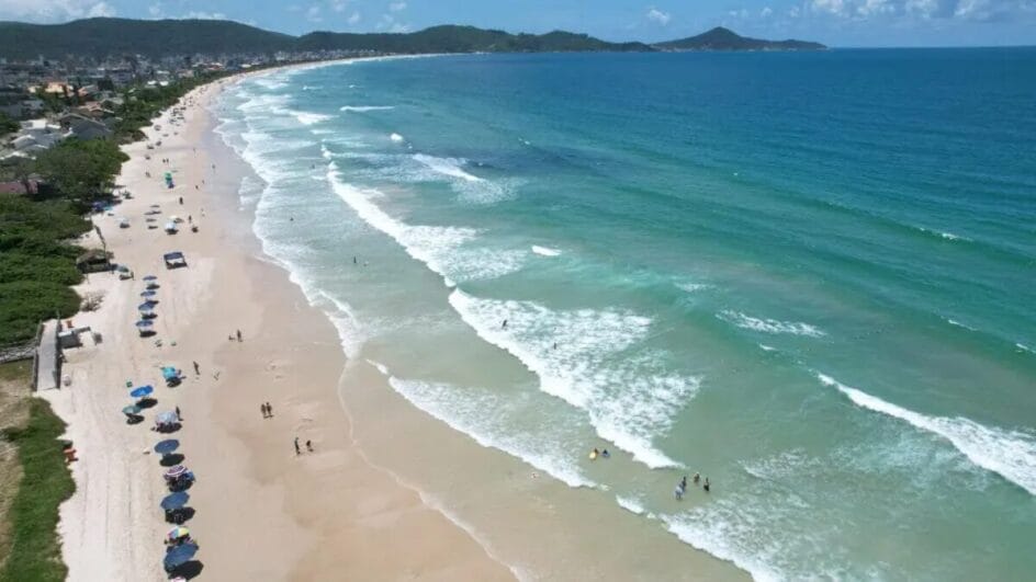 Praia do Mariscal, em Bombinhas, está própria para banho (Foto: Patrick Rodrigues, NSC Total)