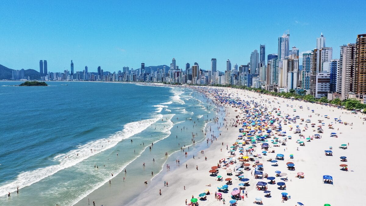 Praia Central pr&oacute;pria para banho em Balne&aacute;rio Cambori&uacute;