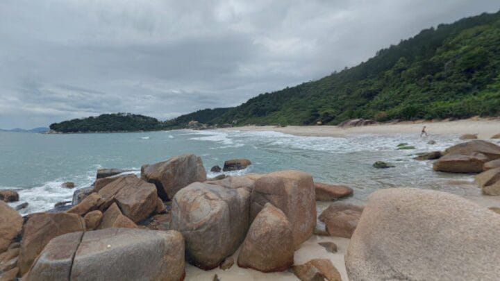 Praia tem cerca de 250 metros de extensão (Foto: Google Street View, Reprodução)