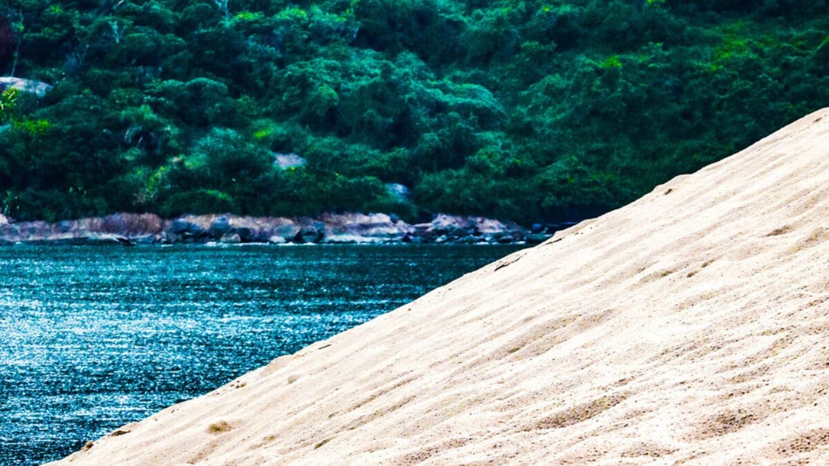 Praia passou por alargamento da faixa de areia em 2023 (Foto: Tiago Ghizoni, Arquivo NSC)