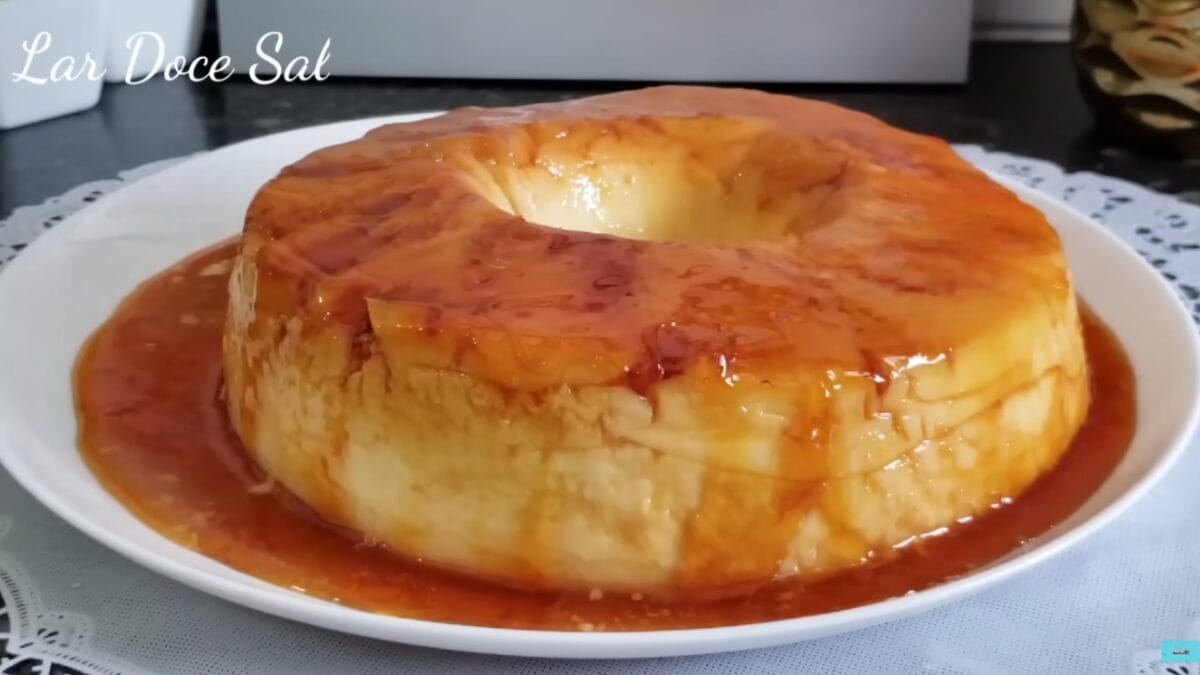 Pudim de leite condensado sem ovo servido em prato com calda de caramelo