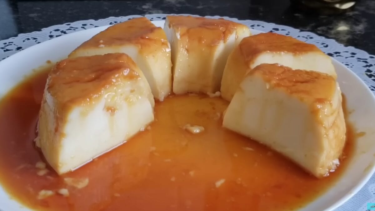 Pudim de leite condensado sem ovo desenformado com calda caramelizada