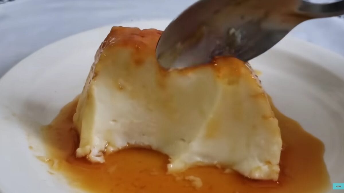 Pudim de leite condensado sem ovo cortado em fatias com calda