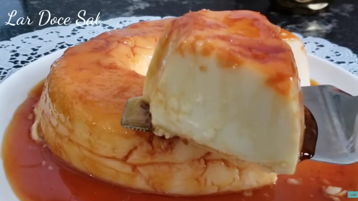 Pudim de leite condensado sem ovo inteiro com calda de caramelo caseira