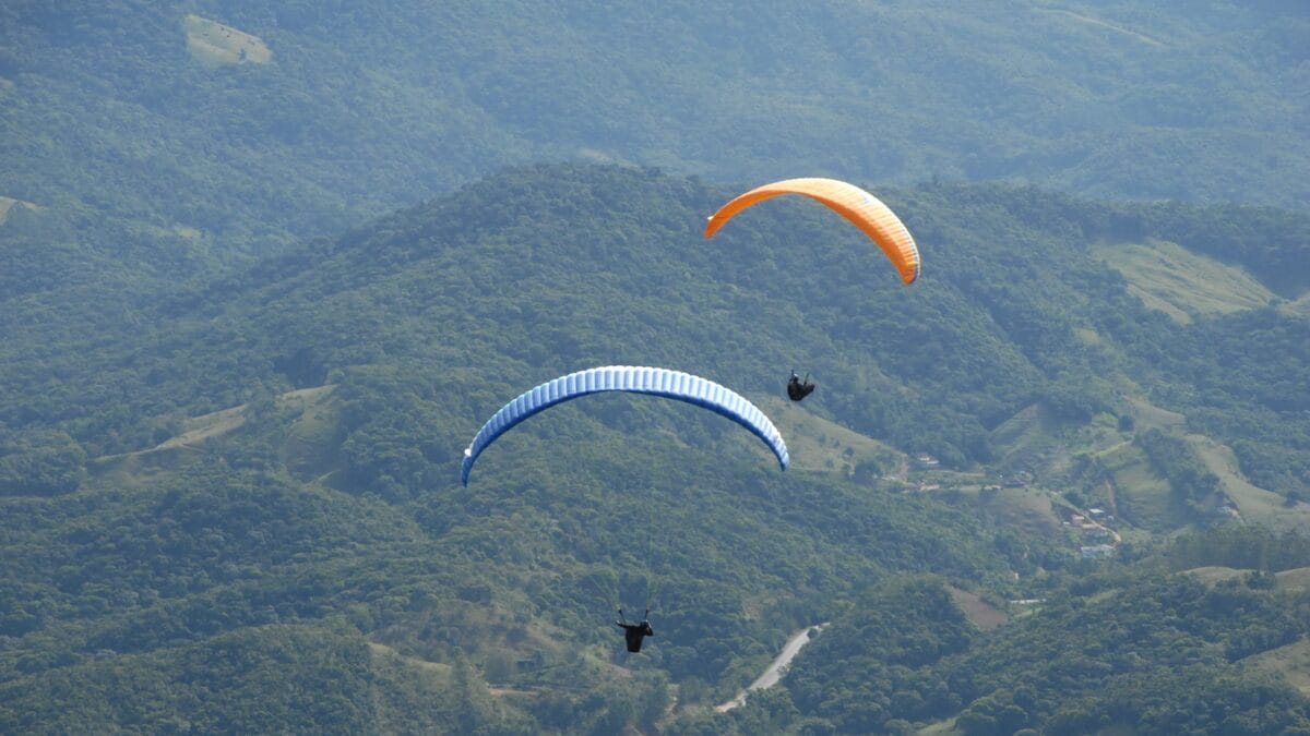 Cidade também conta com a prática de voo livre (Foto: Portal de Turismo de Santo Amaro da Imperatriz, Divulgação)