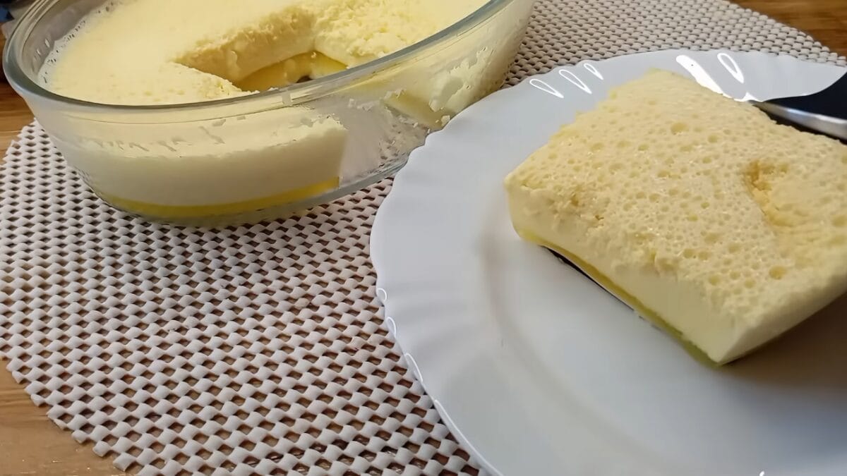 Sobremesa gelada cremosa feita com apenas dois ingredientes servida em prato branco
